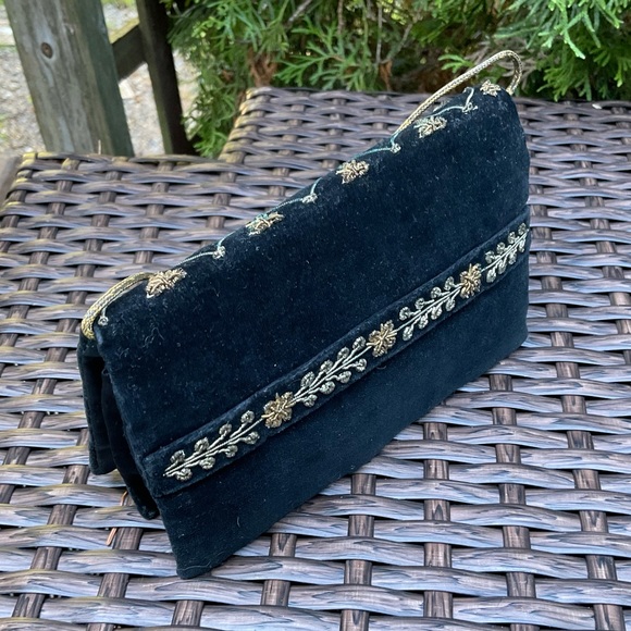 🌺Vintage Velvet Gold Embroidered Wristlet - Picture 13 of 16
